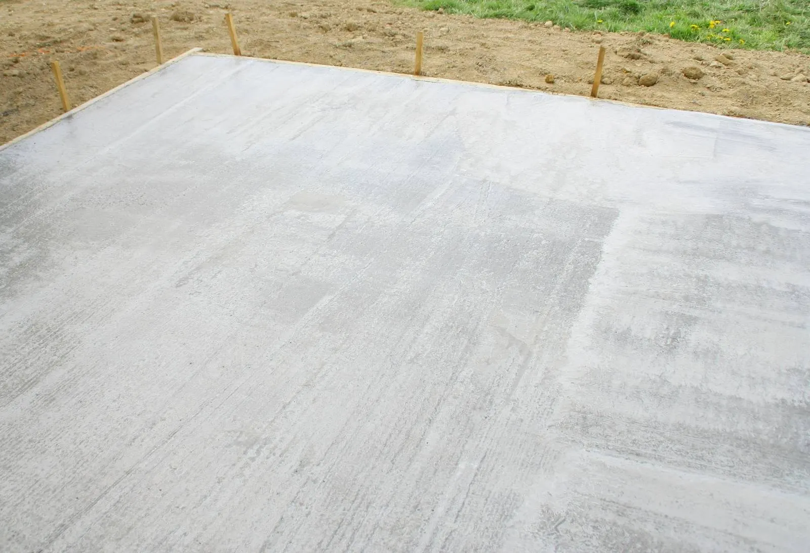 Création d'une terrasse en béton maçonnée dans un jardin à Ecully, Ouest Lyonnais