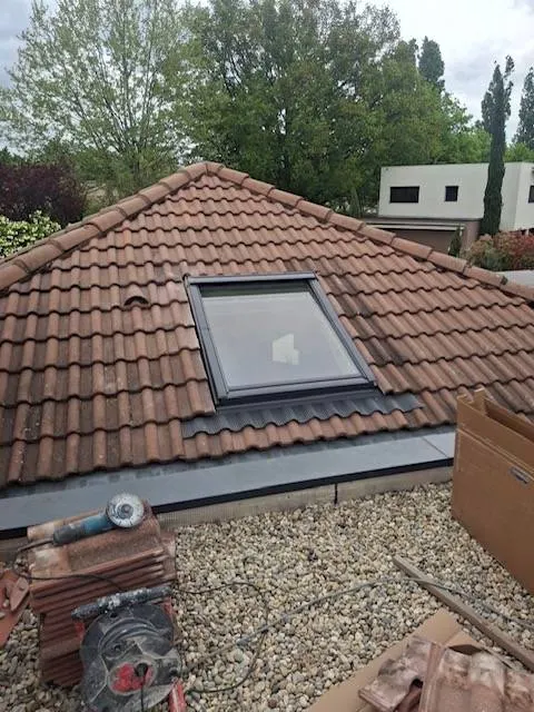 Remplacement d'une fenêtre de toit dans une maison individuelle située à Ecully