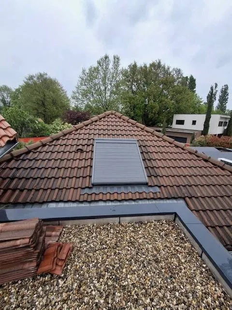 Remplacement d'une fenêtre de toit dans une maison individuelle située à Ecully