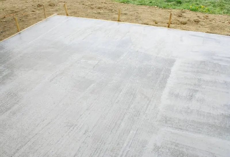 Création d'une terrasse en béton maçonnée dans un jardin à Ecully, Ouest Lyonnais