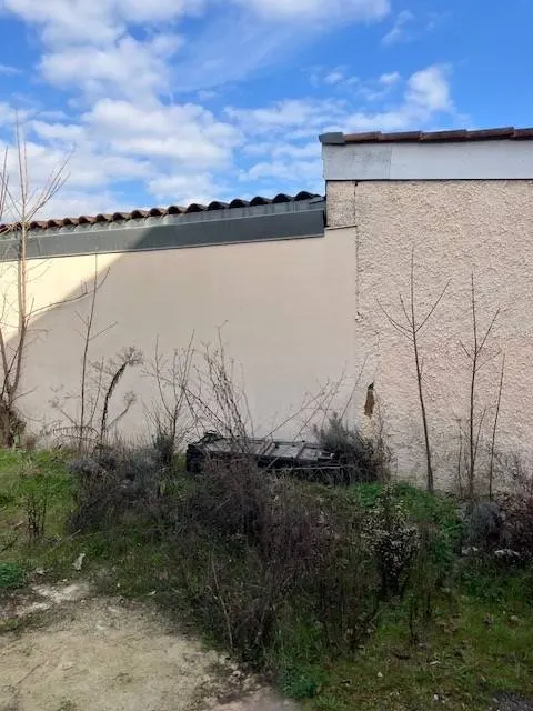 Pourquoi des fissures structurelles apparaissent-elles sur vos murs porteurs en pierre à Lyon ? Analyse technique de votre maître d'oeuvre en rénovation complète.