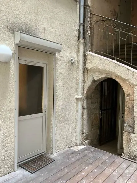 Réfection d'un logement situé au-dessus du porche d'entrée d'un immeuble rue Claude Boyer à Lyon 07