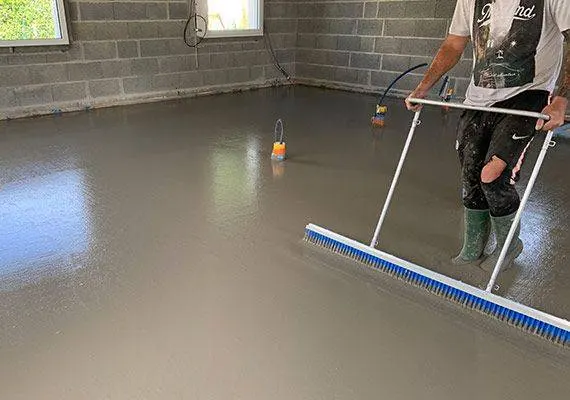 Chapes fluides pour isolation phonique d'appartement à Lyon : Épaisseur de 50mm et contraintes de poids au m2 pour une rénovation complète.